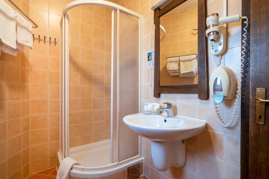 Stupnicki Dvori Winery Hotel Stupnik Brodski Dış mekan fotoğraf